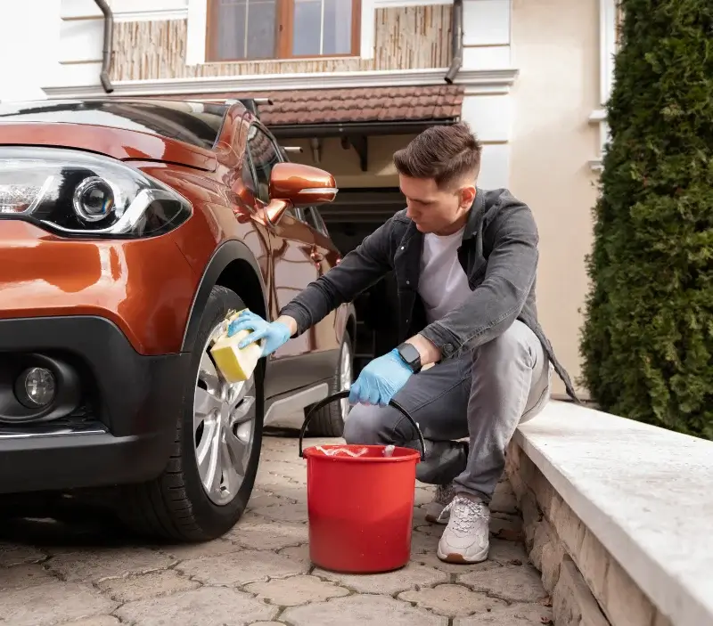 Lavage auto à domicile Mélamare : professionnel intervenant sur un véhicule